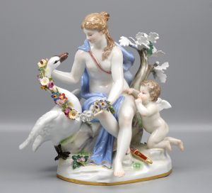 Porzellan Figur Leda mit Schwan um 19 Jhr. Hier wurden fehlende Blätter nachmodellier und farblich angepasst. Anschliessend mit Glasur Versehen.